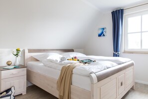 2 Schlafzimmer, Schreibtisch, Bügeleisen/Bügelbrett, Reisekinderbett