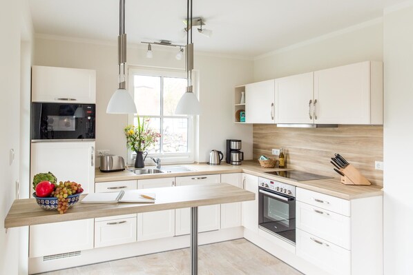 Køleskab, mikrobølgeovn, ovn, kogeplade