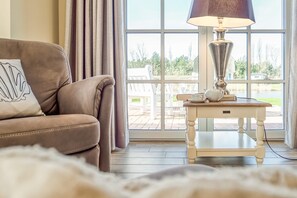 Tv, pejs, dvd-afspiller, bøger