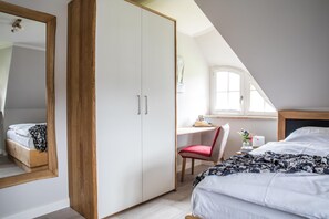 2 Schlafzimmer, Schreibtisch, Bügeleisen/Bügelbrett, Reisekinderbett