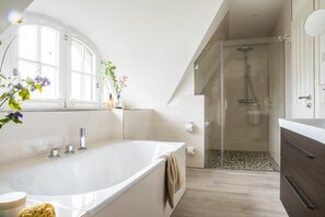 Een douche, een haardroger, handdoeken