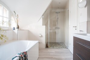 Douche, sèche-cheveux, serviettes fournies