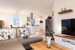 Tv, pejs, bøger, stereoanlæg