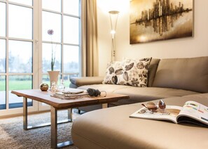 Tv, pejs, bøger, stereoanlæg