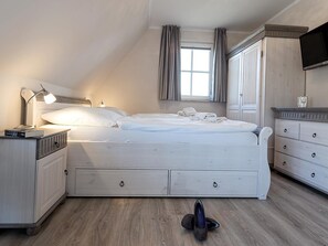 3 habitaciones, escritorio y tabla de planchar con plancha 