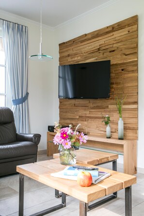 Tv, pejs, dvd-afspiller, bøger