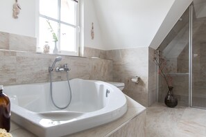 Een douche, een haardroger, handdoeken