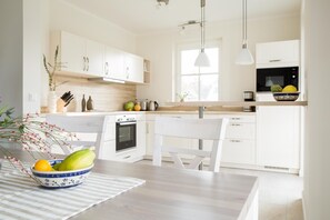 Køleskab, mikrobølgeovn, ovn, kogeplade