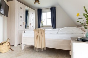 3 Schlafzimmer, Schreibtisch, Bügeleisen/Bügelbrett, Reisekinderbett