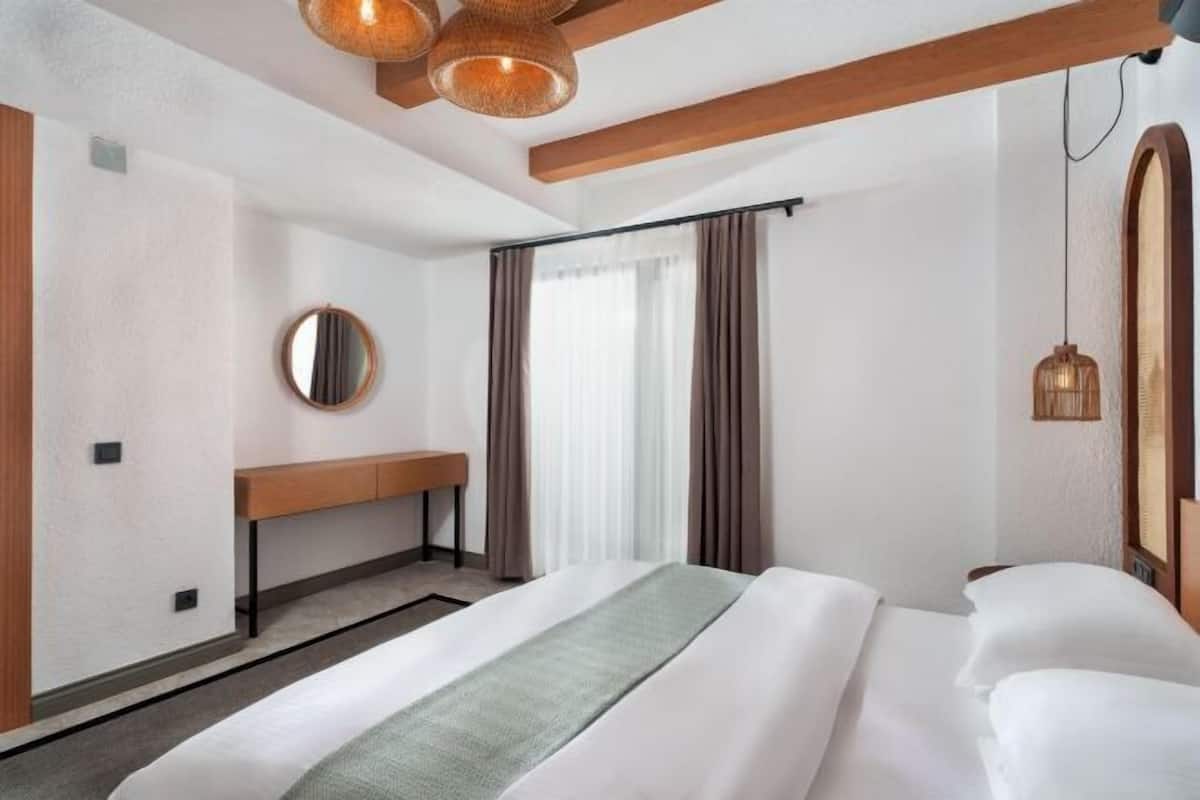 1 bedroom, Egyptian cotton sheets, premium bedding, down duvets