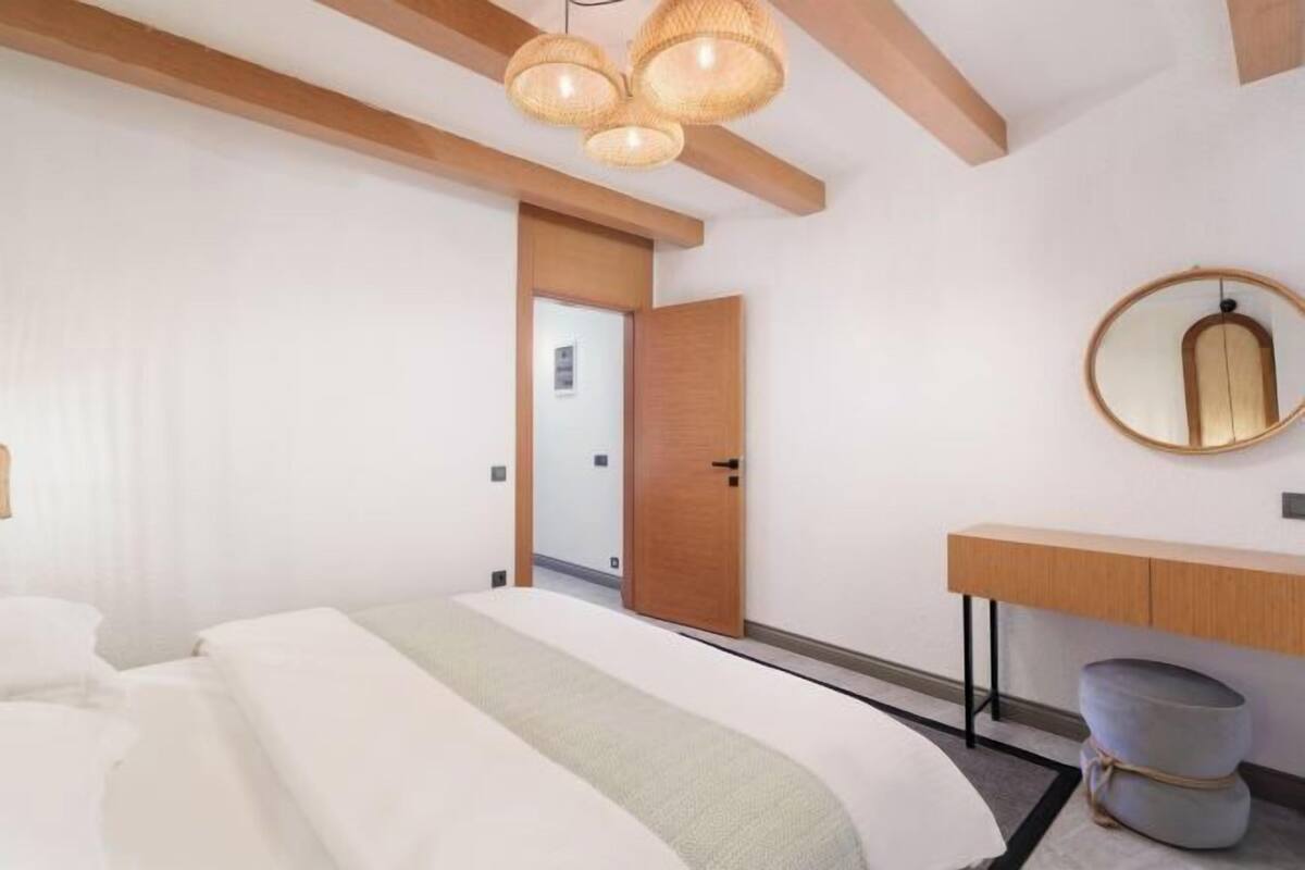 1 bedroom, Egyptian cotton sheets, premium bedding, down duvets