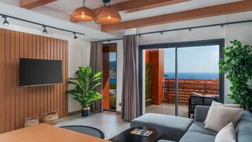 コンフォート スイート | リビング エリア | 55 インチのスマートテレビ (ケーブル放送視聴可)、テレビ、プリンター