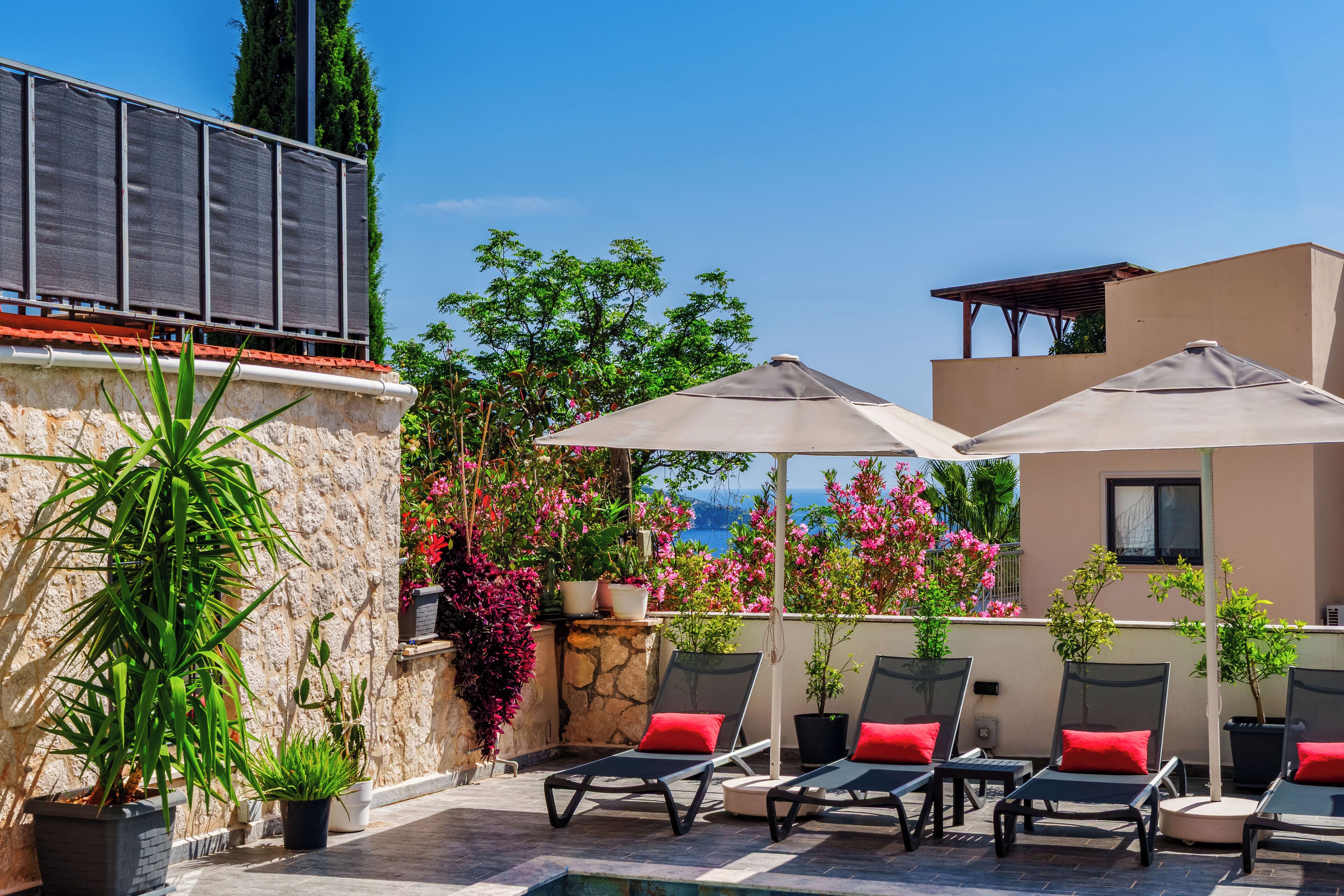 Een seizoensgebonden buitenzwembad