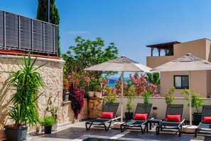 Una piscina al aire libre de temporada