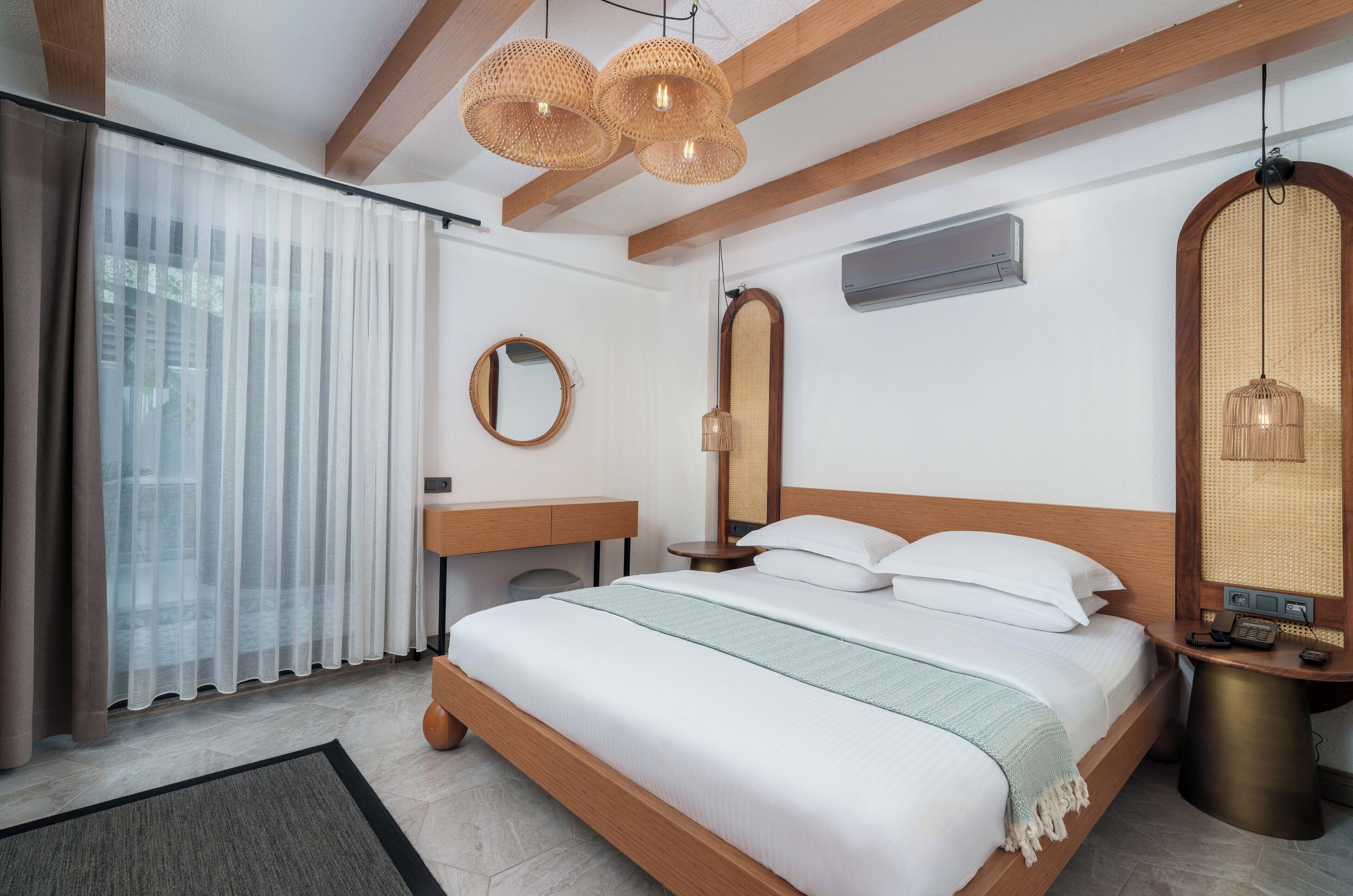 Comfort suite, 1 slaapkamer, balkon, gedeeltelijk uitzicht op zee | 1 slaapkamer, lakens van Egyptisch katoen, luxe beddengoed, donsdekens