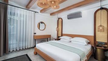 Comfort suite, 1 slaapkamer, balkon, gedeeltelijk uitzicht op zee | 1 slaapkamer, lakens van Egyptisch katoen, luxe beddengoed, donsdekens