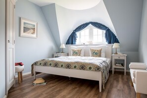 3 slaapkamers, een bureau, een strijkplank/strijkijzer, reisbedje