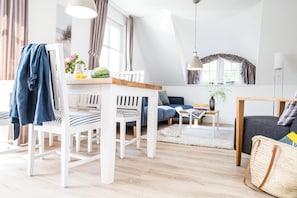 Tv, dvd-afspiller, bøger, stereoanlæg