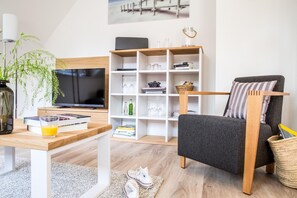 Fernseher, DVD-Player, Bücher, Stereoanlage