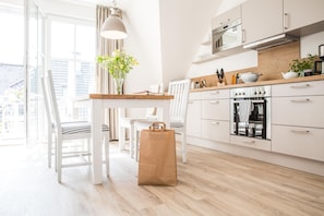 Køleskab, mikrobølgeovn, ovn, kogeplade