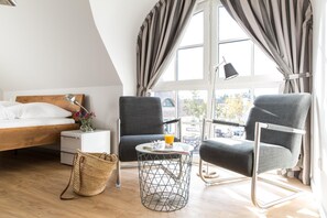 3 soverom, skrivebord, strykejern/-brett og reiseseng for barn