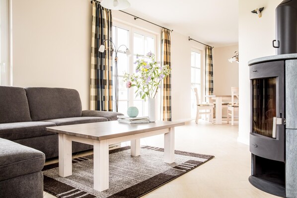 Fernseher, Kamin, Bücher, Stereoanlage