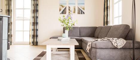 Tv, pejs, bøger, stereoanlæg