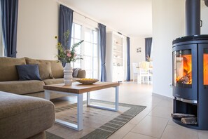 Tv, pejs, bøger, stereoanlæg