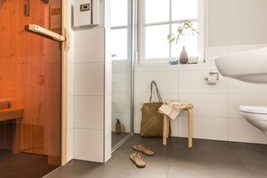 Dusche, Haartrockner, Handtücher