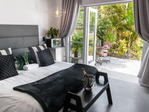 Chic Central Villa at affordable rate (pet friendly).