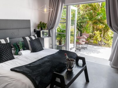 Chic Central Villa at affordable rate (pet friendly).