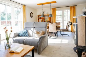 Tv, pejs, dvd-afspiller, bøger