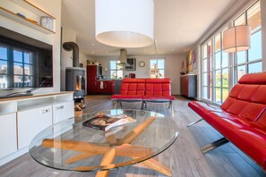 TV, peis, bøker og stereoanlegg