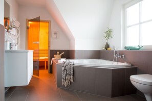 Dusche, Haartrockner, Handtücher