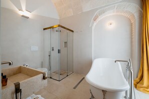 Junior Suite, City View | Bathroom | Designer toiletries, hair dryer, bathrobes, slippers - Bayit Charming Place (Polignano a Mare)