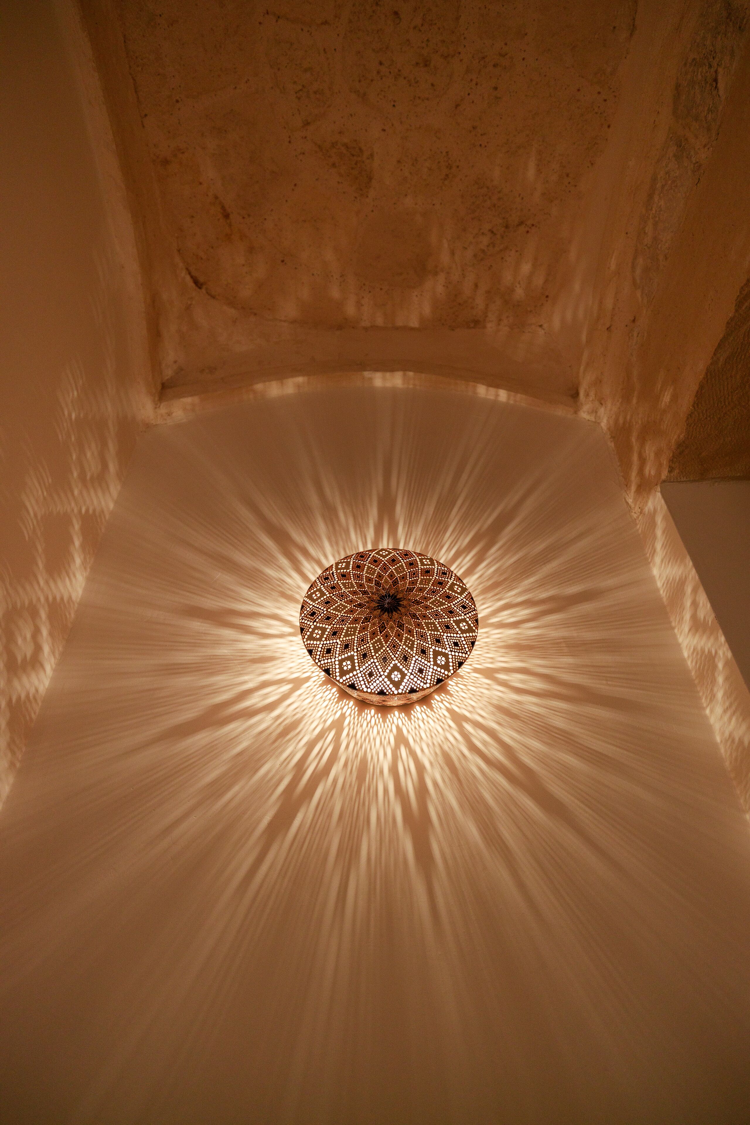 Luminária de teto circular com design padronizado.