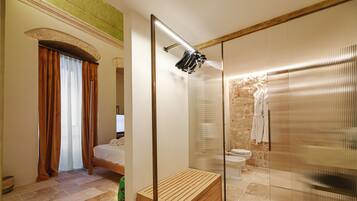 Suite – classic, byutsikt | Sengetøy av topp kvalitet, dundyner, minibar og safe på rommet