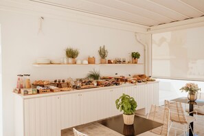 Petit déjeuner servi tous les jours en supplément