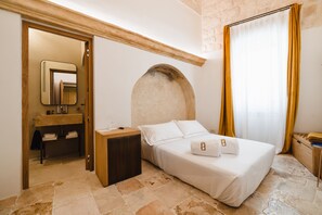 Suite classique, vue sur la ville | Literie de qualité, couette en duvet, minibar, coffre-fort