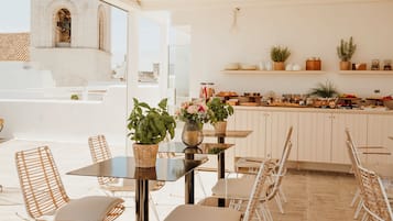 Petit déjeuner servi tous les jours en supplément