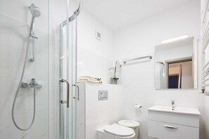 Shower, hair dryer, towels, soap - Luxurious 2 bedroom (București)