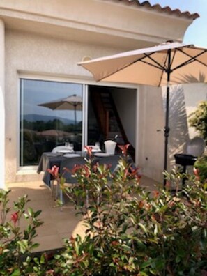 Outdoor dining - Duplex apartment 4 pers, 5 mn walk from beach & shops, PORTICCIO center (Porticcio)