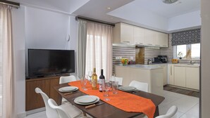 Una cocina moderna con comedor, televisor y isla de cocina.