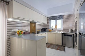 Fridge, microwave, oven, stovetop - Sea & The City - La Vita e Bella (Ρόδος)