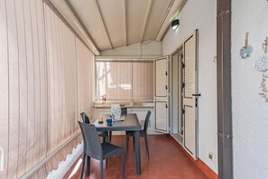 Dining - Cozy apartment of about 45 sqm, for 4 people, on the ground floor of a three-story building (a few steps to access). The property, just 50 meters from the sea, is located in Schisò, a hamlet of Giardini Naxos, a seaside area full of points of interest,  (Giardini Naxos)