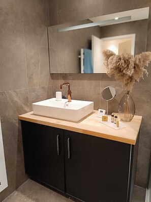 Dusche, Haartrockner, Handtücher, Seife