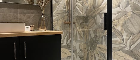 Douche, sèche-cheveux, serviettes fournies, savon