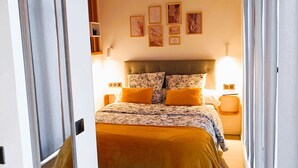 A bedroom with a bed, bedside lamps, and framed pictures on the wall. - Studio 2 minutes from the NANCY THERMAL complex (Nancy)