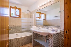 Douche, sèche-cheveux, bidet, serviettes fournies
