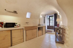 Kühlschrank, Mikrowelle, Herdplatte, Geschirrspüler